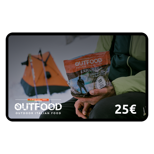 Gift card Outfood nera con immagine di persona che tiene una busta di cibo disidratato arancione, tenda da campeggio e bastoncini da trekking sullo sfondo, prezzo 25€.
