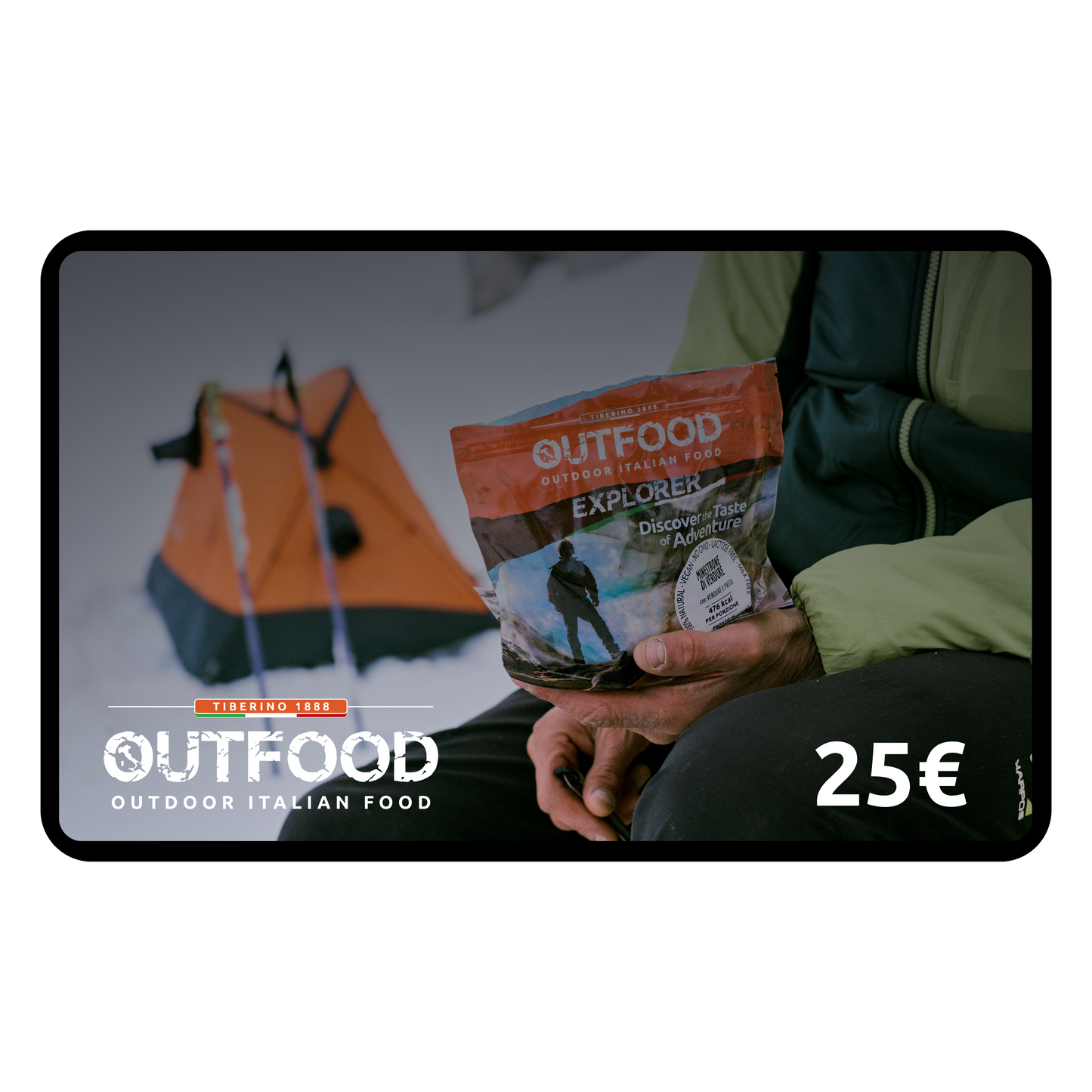 Gift card Outfood nera con immagine di persona che tiene una busta di cibo disidratato arancione, tenda da campeggio e bastoncini da trekking sullo sfondo, prezzo 25€.