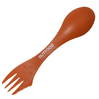 Spork Outfood arancione in plastica, con cucchiaio, forchetta a tre rebbi e bordo seghettato, logo Outfood bianco.