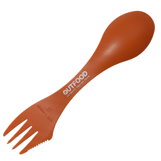 Spork Outfood arancione in plastica, con cucchiaio, forchetta a tre rebbi e bordo seghettato, logo Outfood bianco.