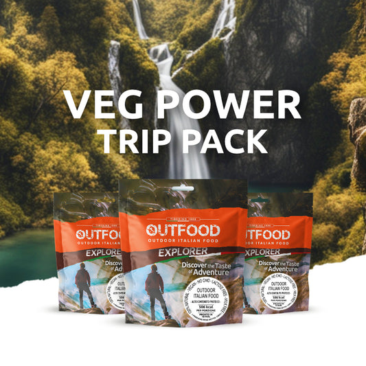 Tre buste Outfood Explorer con etichetta arancione e testo bianco, raffiguranti un escursionista, su sfondo cascata.