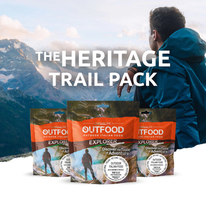 Tre buste OutFood Explorer marroni con etichette bianche e arancioni, su sfondo montano con escursionista.