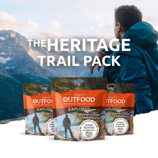 Tre buste OutFood Explorer marroni con etichette bianche e arancioni, su sfondo montano con escursionista.