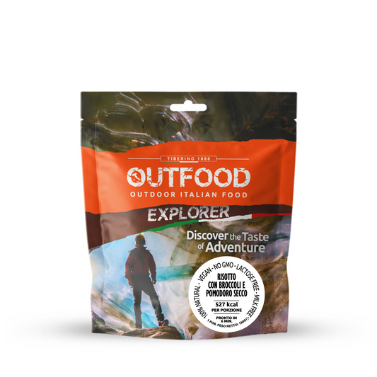 Confezione Outfood Explorer Risotto con broccoli e pomodoro secco, arancione e marrone, con escursionista.