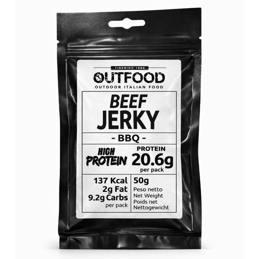 Busta nera opaca di Outfood Beef Jerky BBQ da 50g con etichetta bianca, 20.6g proteine, 137 Kcal.