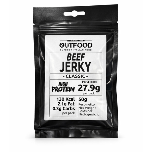 Bustina nera lucida di Outfood Beef Jerky Classic, 50g, con etichetta bianca che mostra 27.9g proteine, 130 Kcal.