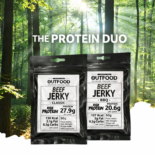 Due buste nere opache di Beef Jerky Outfood, gusti Classico e BBQ, con etichette bianche e dettagli nutrizionali.
