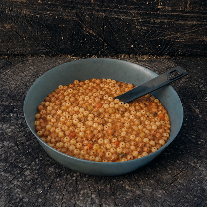 Pasta ai fagioli high protein OutFood con mini maccheroncini, fagioli e pomodoro, pasto outdoor pronto da cucinare per trekking, campeggio e avventure all’aperto.