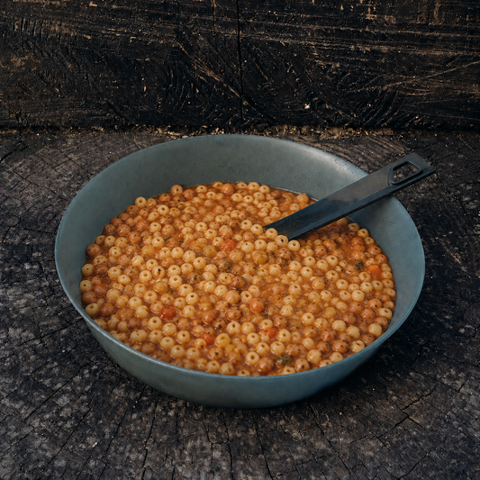 Pasta ai fagioli high protein OutFood con mini maccheroncini, fagioli e pomodoro, pasto outdoor pronto da cucinare per trekking, campeggio e avventure all’aperto.
