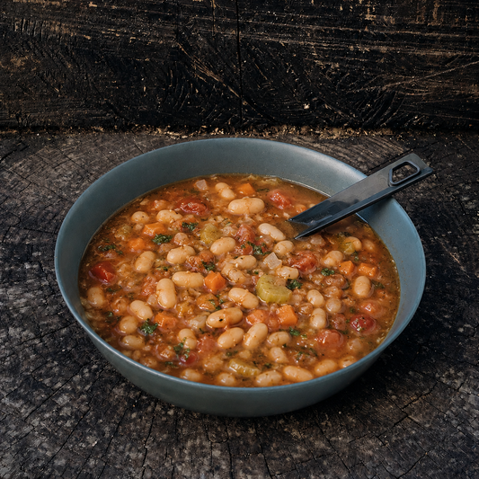 Zuppa di Fagioli OutFood, ricetta high protein con fagioli, verdure e ingredienti disidratati, pronta da cucinare per trekking, campeggio, camper e viaggi outdoor.