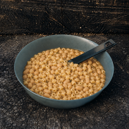 Pasta ai fagioli high protein OutFood con mini maccheroncini, fagioli e pomodoro, pasto outdoor pronto da cucinare per trekking, campeggio e avventure all’aperto.