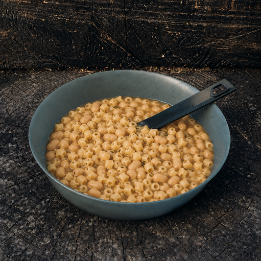 Pasta ai fagioli high protein OutFood con mini maccheroncini, fagioli e pomodoro, pasto outdoor pronto da cucinare per trekking, campeggio e avventure all’aperto.